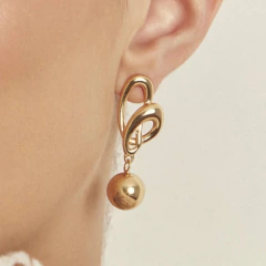 BRINCO GRANDE PINGENTE ESFERA FOLHEADO OURO 18K