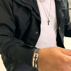 Pulseira masculina placa cruz prateada na internet