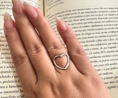 ANEL CORAÇÃO VAZADO LISO RODIO BRANCO