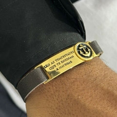 Pulseira masculina placa ouro com âncora e frase - comprar online