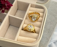 Anel Elegance Dourado com Pedra Cristal - comprar online