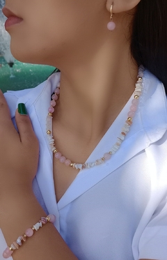 Conjunto Colar + Pulseira Semijoia Pedra Natural Quartzo Rosa e Madrepérola - comprar online