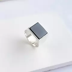 Anel masculino em prata 950 com pedra ônix retangular natural – design geométrico e sofisticado da Coleção Blackline Vive La Vie Joias.