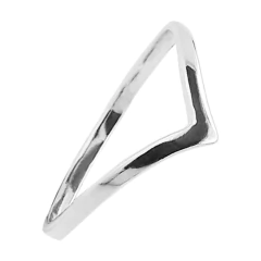 Anel de prata com design chevron, apresentando uma forma elegante e moderna.