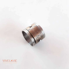 Anillo Masculino en Plata 950 con Franja Ancha y Detalles en Bronce – Joya Robusta, Rústica y Sofisticada de Vive La Vie Joyas.