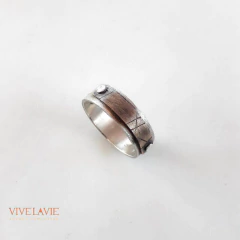 Anillo Masculino en Plata 950 con Franja Fina y Detalles en Bronce – Joya Sofisticada, Rústica y Exclusiva de Vive La Vie Joyas.