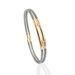 Pulseira masculina em aço inox 316L com detalhes folheados a ouro 18K. Design duplo contemporâneo e acabamento premium.