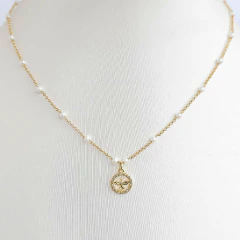 Colar folheado a ouro 18K com pérolas delicadas e pingente Espírito Santo cravejado