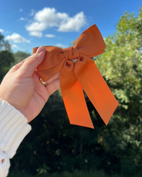 Laço para o cabelo Clara grande em gorgurão laranja na presilha – Coleção 2025