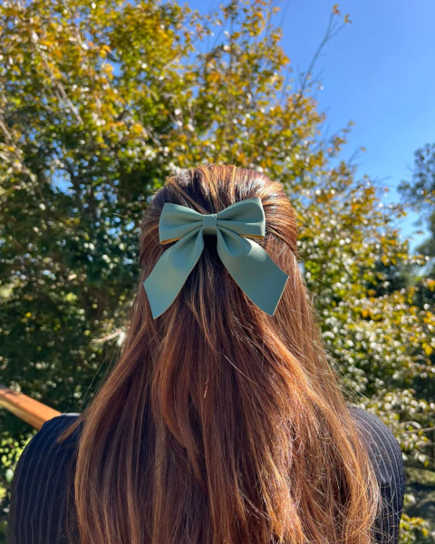 Laço para o cabelo Bruna grande em corino verde oliva – Coleção Outono/Inverno 25