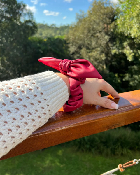 Scrunchie de cabelo vermelho em corino – acessório de estilo artesanal da Laços de Lili