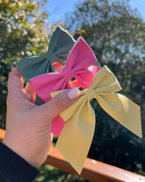 Laço para o cabelo Bruna grande em corino rosa pink, verde oliva e amarelo manteiga – Coleção Outono/Inverno 25