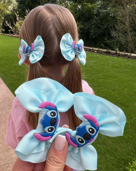 Menina usando laço para o cabelo Stitch azul, modelo franzido gorgurão médio da Laços de Lili