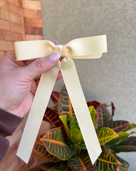 Laço para o cabelo Karen grande em gorgurão creme na presilha