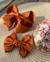 Kit Mãe e Filha 2 Laços Gorgurão - 1 Laço Butterfly Grande G09 e 1 Laço Franzido Médio M07 - Coleção Outono/Inverno 25 - MEF-G09-M07-OI25