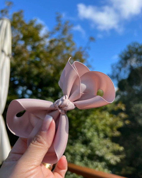 Laço Boutique Grande em Gorgurão no Bico de Pato - G01 (un) - Coleção Outono Inverno 25 - Laços de Lili | Acessórios para Cabelo: Laços, Tiaras e Mais 