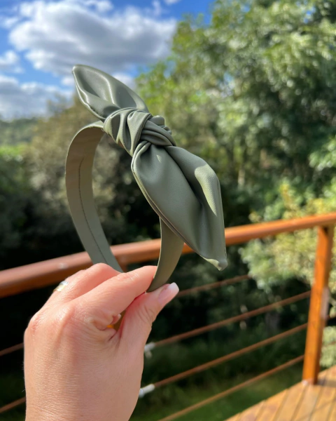 Tiara de cabelo verde oliva em corino – coleção Outono Inverno 25 Laços de Lili
