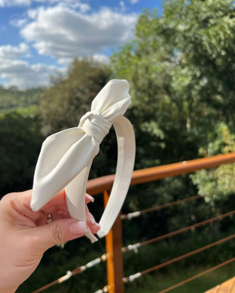 Tiara de cabelo branca em corino com laço – acessório infantil e adulto Laços de Lili