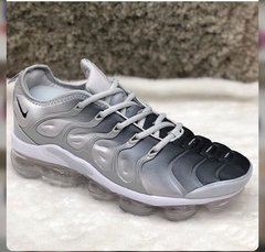 Vapor Max Plus (Cinza com Branco)