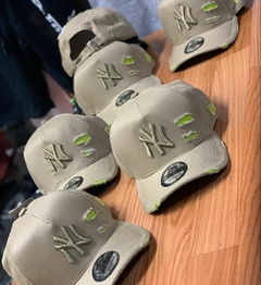 Boné New Era NY Rasgado - comprar online