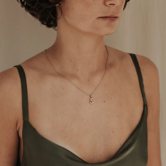 Colgante Mini Inicial Bronce - db jewellery