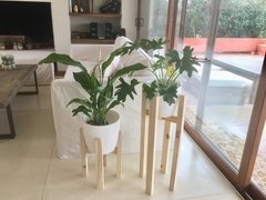 Pie portamaceta de madera con maceta blanca más planta