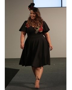 VESTIDO PRETO COM ROSAS BORDADAS - comprar online