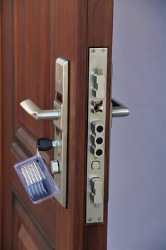 Puerta Multianclaje de seguridad modelo : Dos tableros SemiAutomatica - simil madera - brandsen - tienda online