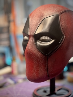 Imagen de Casco Deadpool + Base