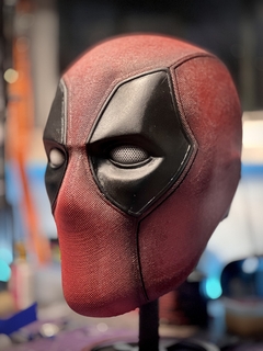 Casco Deadpool + Base - comprar online