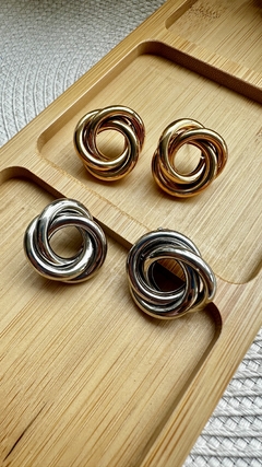Brinco Elos Oval Dourado na internet