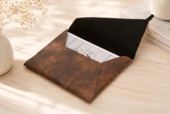 Envelope marrom em couro sintético ideal para convites, eventos, entrega de documento..