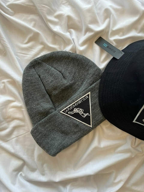 Gorro Gris Oscuro Dobladillo con Escudo en Blanco/Negro