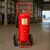 Matafuegos tipo carro ABC de 70 kg color rojo con sello IRAM y Opds en un ambiente industrial