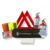 Kit de seguridad vial que incluye dos extinguidores, triángulos de advertencia, un botiquín y guantes de protección.