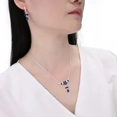 CONJUNTO DE PLATA Y ZAFIRO RECONSTITUIDO FLOR COLGANTE - comprar online