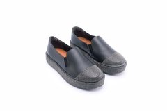Sapatênis slip on em couro e mini strass