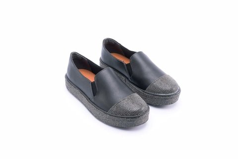 Sapatênis slip on em couro e mini strass