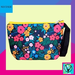 Neceser Florcitas fondo oscuro - comprar online