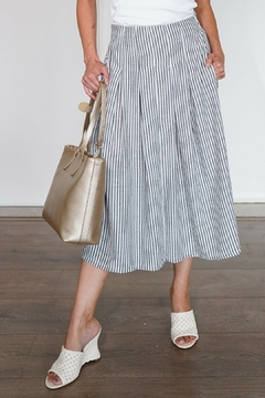 31172-SAIA MIDI COM PREGAS SYROS STRIPE LISTRADO PRETO E BRANCO - comprar online
