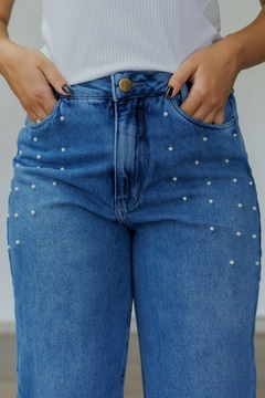 30638- CALÇA JEANS CLARO MOM COM PÉROLAS APLICADAS - loja online