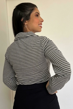 30907-BLUSA MALHA TRICOT MARINE LISTRADO EM CINZA E PRETO COM LAÇO PRETO na internet