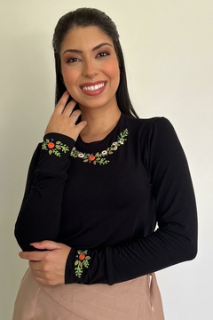 30756-BLUSA DE MALHA PRETA BORDADA À MÃO