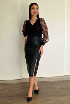 30898-BLUSA CREPE POWER PRETO COM RENDA NA MANGA