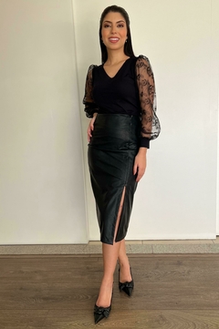 30898-BLUSA CREPE POWER PRETO COM RENDA NA MANGA na internet