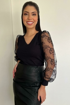 30898-BLUSA CREPE POWER PRETO COM RENDA NA MANGA - loja online