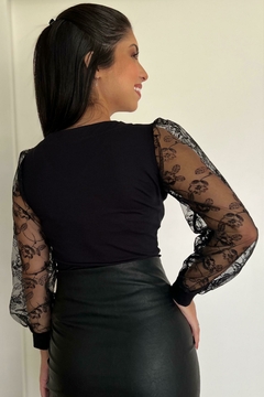30898-BLUSA CREPE POWER PRETO COM RENDA NA MANGA - Loja Clara Assis