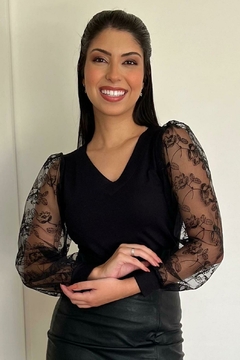 30898-BLUSA CREPE POWER PRETO COM RENDA NA MANGA