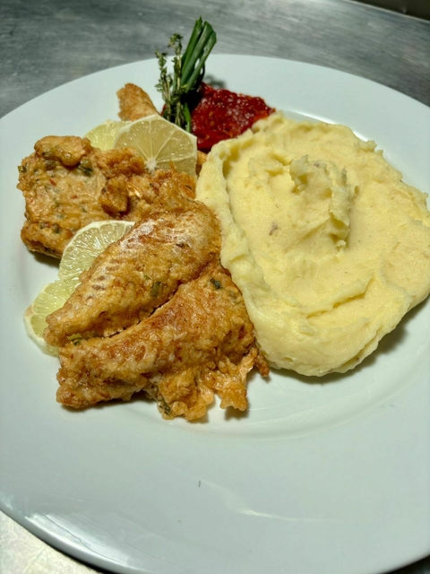 FILET DE MERLUZA A LA ROMANA CON PURE DE PAPA