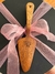 Boleira Relíquia Torneada com Cúpula Acrílica e Espátula Personalizável - comprar online